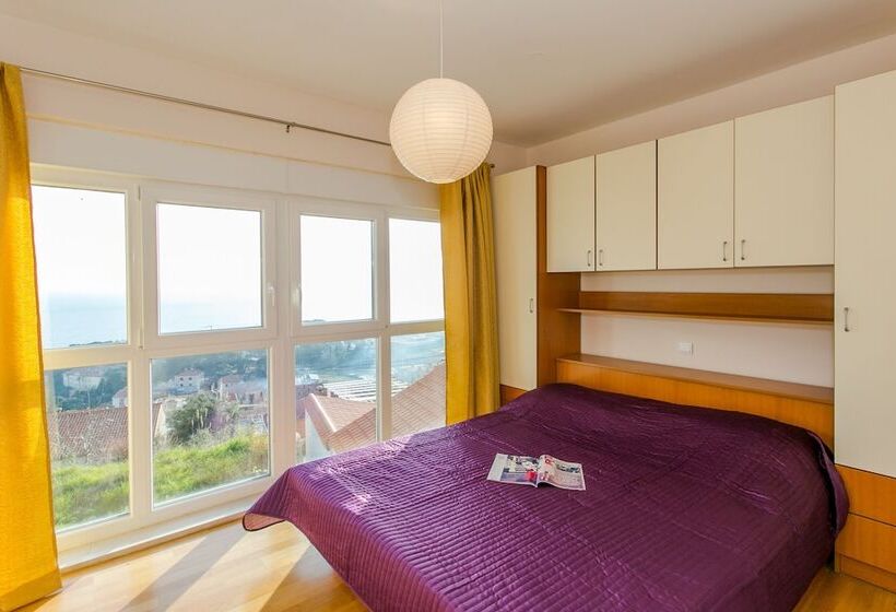 1 Bedroom Apartment with Terrace Sea View, Apartments Carmelitta