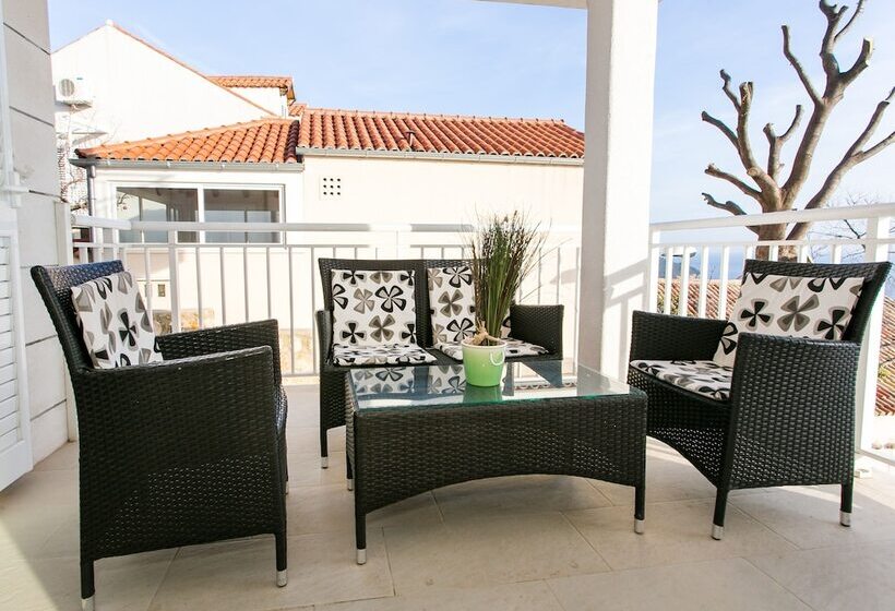 1 Bedroom Apartment with Terrace Sea View, Apartments Carmelitta