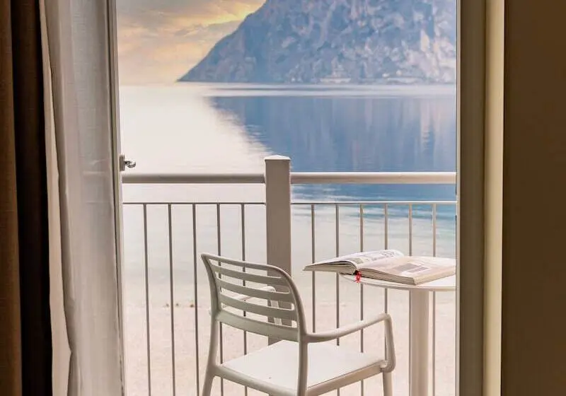اتاق استاندارد با چشم‌انداز دریاچه, Baia Azzurra   Lake Front