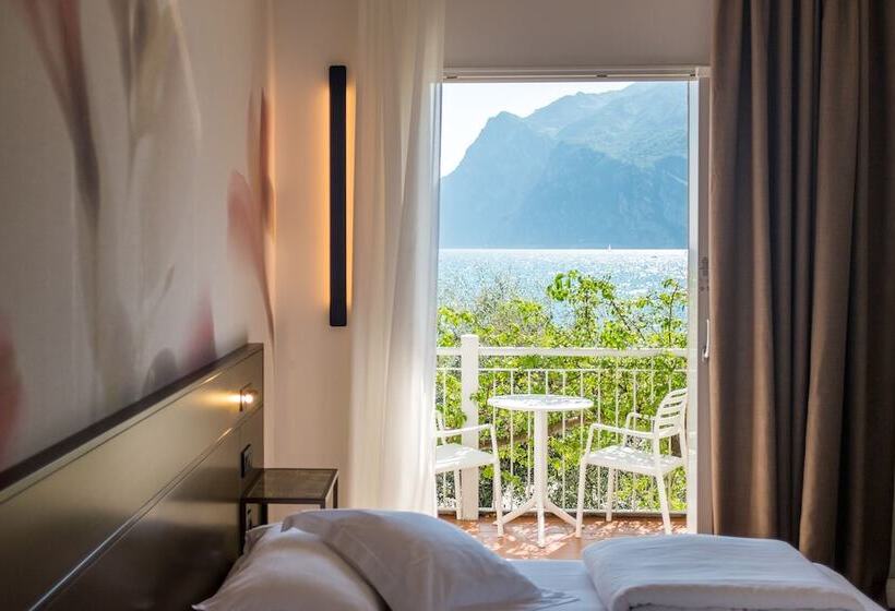 标准三人间, Baia Azzurra   Lake Front