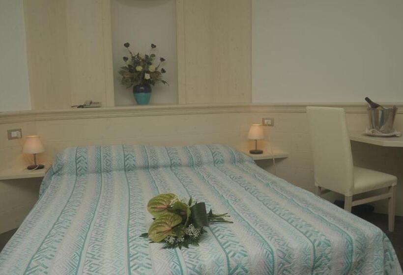 غرفة قياسية ثلاثية, Albergo Antica Rosa