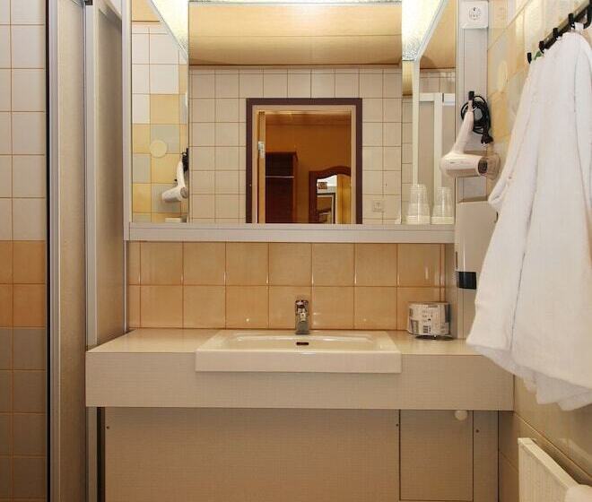 标准单人间, Kurikka