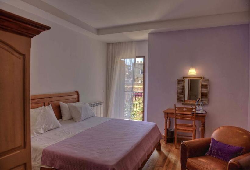 اتاق لوکس با چشم‌انداز شهر, L'auberge De La Mer