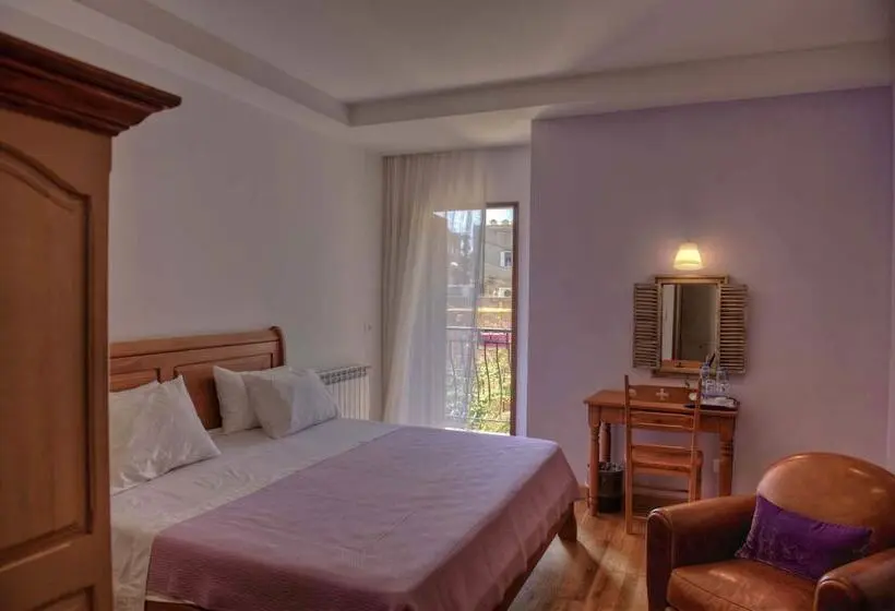 اتاق لوکس با چشم‌انداز شهر, L'auberge De La Mer