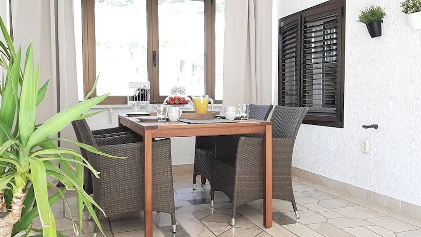 テラスつきの２ベッドルームアパートメント, Guesthouse čivljak