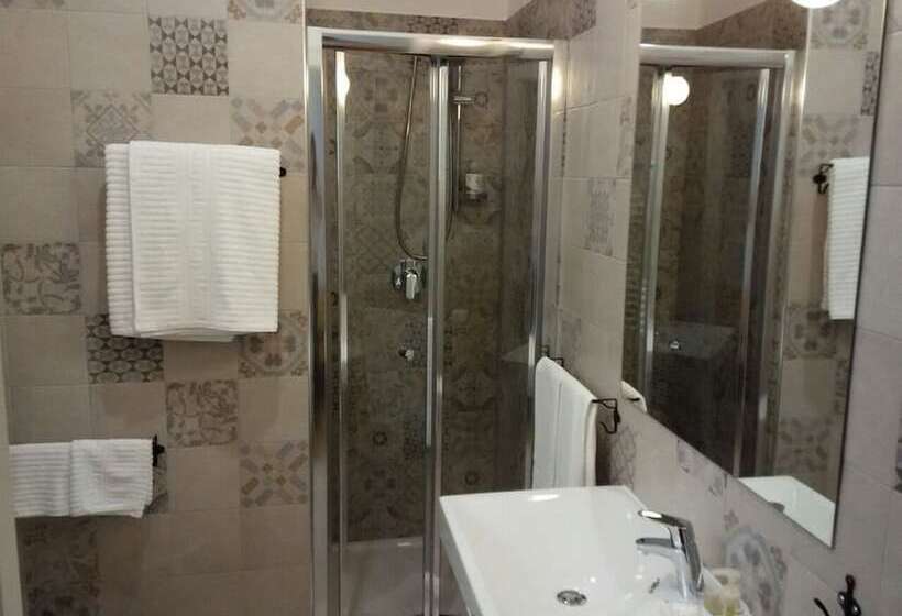 اتاق اکونومی, Giulietta Nei Sassi