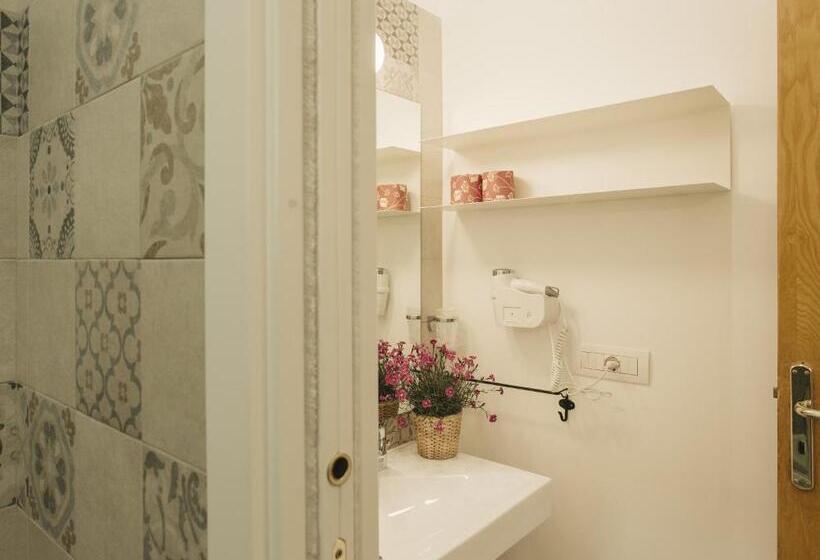 اتاق خانوادگی, Giulietta Nei Sassi