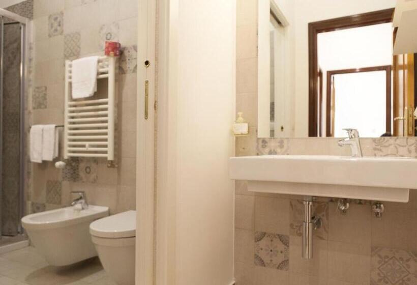 اتاق خانوادگی, Giulietta Nei Sassi