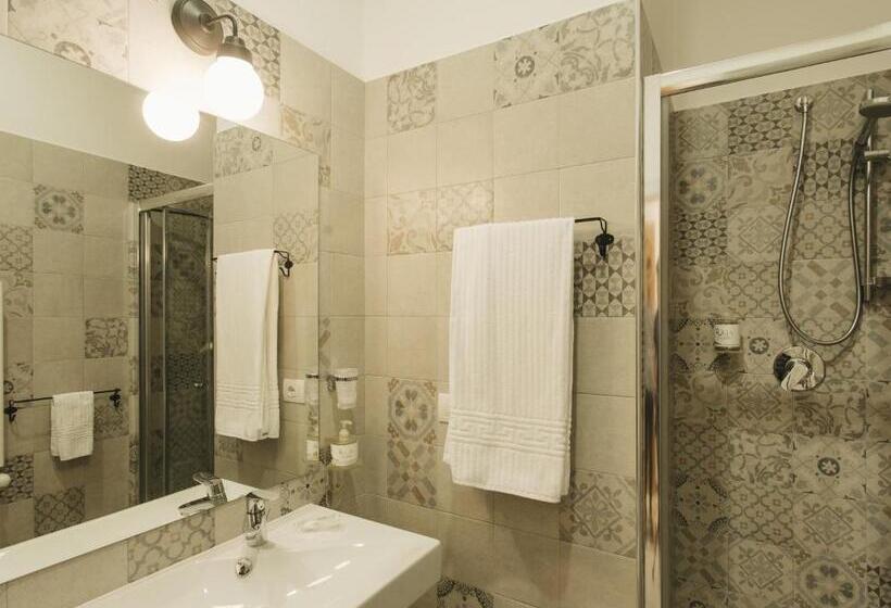 اتاق خانوادگی, Giulietta Nei Sassi