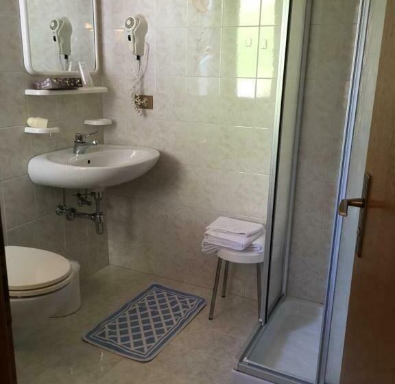 标准三人间, Garni Astor