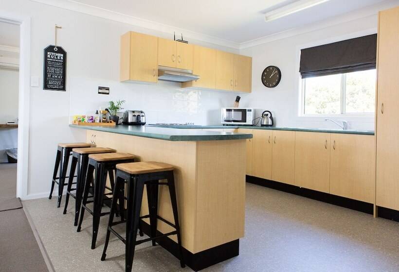 מיטה בחדר משותף, Skylodge Temora