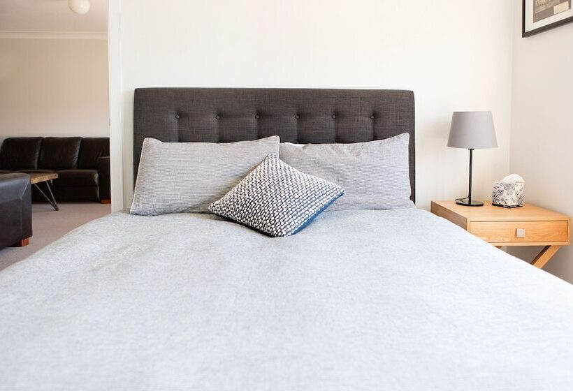 מיטה בחדר משותף, Skylodge Temora