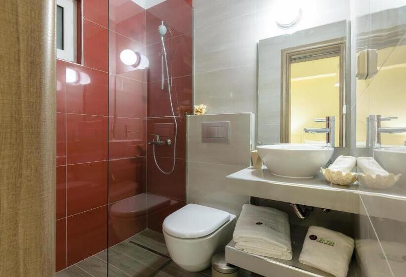 غرفة قياسية ثلاثية مزودة بشرفة, Denise Studios And Apartments