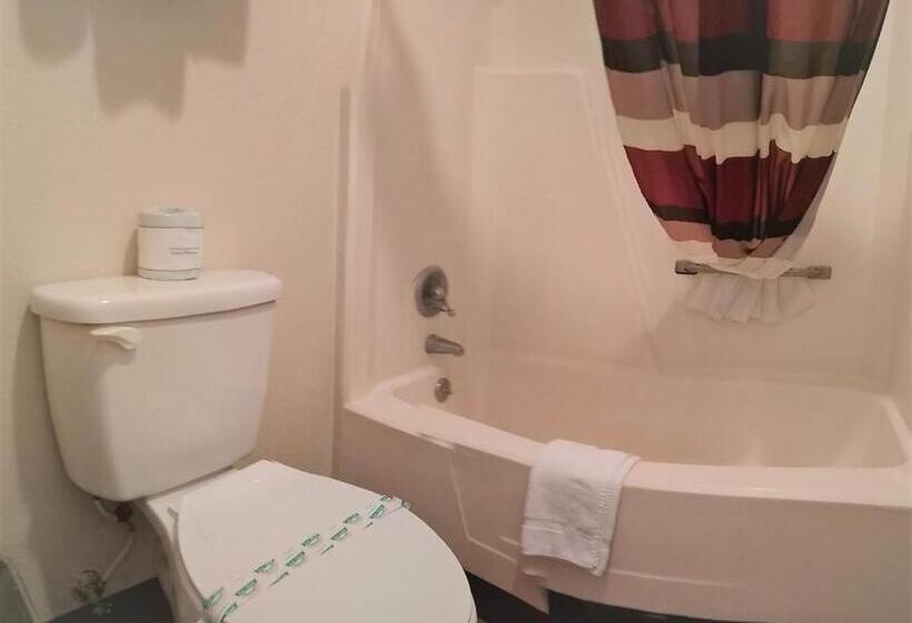 キングサイズベッドのスタンダードルーム, Bastrop Inn
