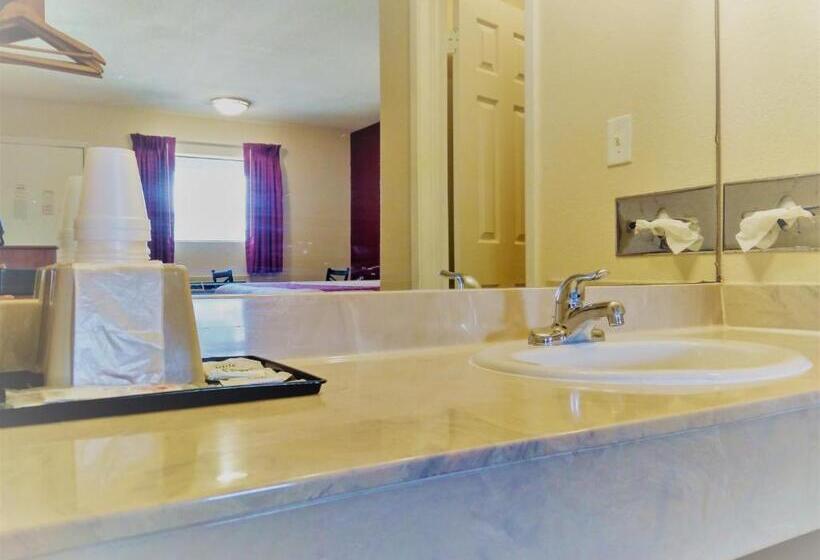 キングサイズベッドのスタンダードルーム, Bastrop Inn