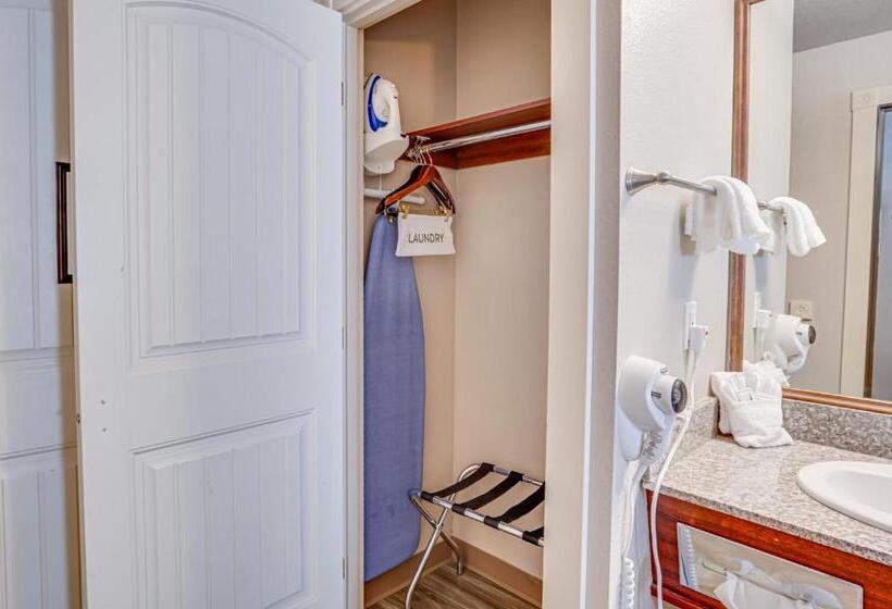 Family Suite, The Ashley Inn & Suites