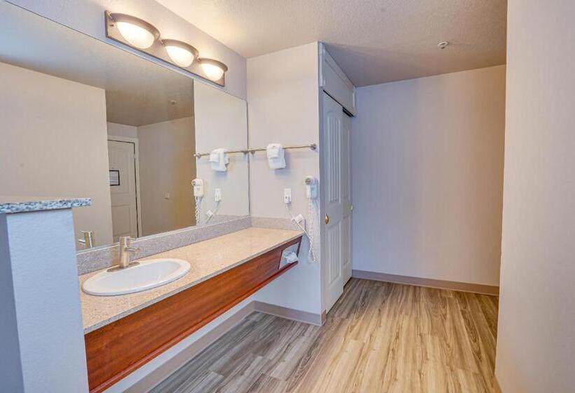 带大床的套房, The Ashley Inn & Suites