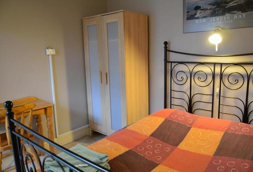 اتاق استاندارد با سرویس بهداشتی مشترک, Newtown Backpackers