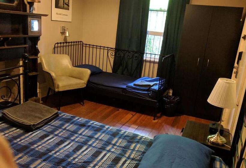 اتاق استاندارد سه نفره, Newtown Backpackers