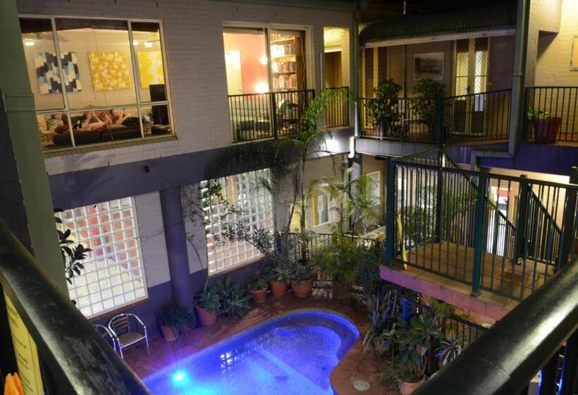 اتاق استاندارد چهار تخته, Newtown Backpackers