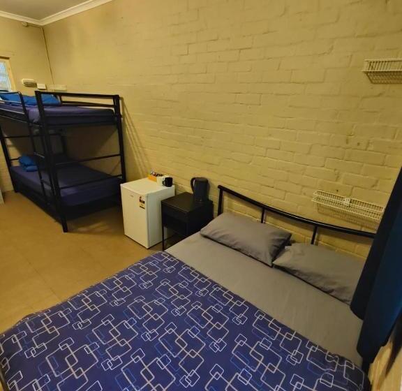 اتاق استاندارد چهار تخته, Newtown Backpackers