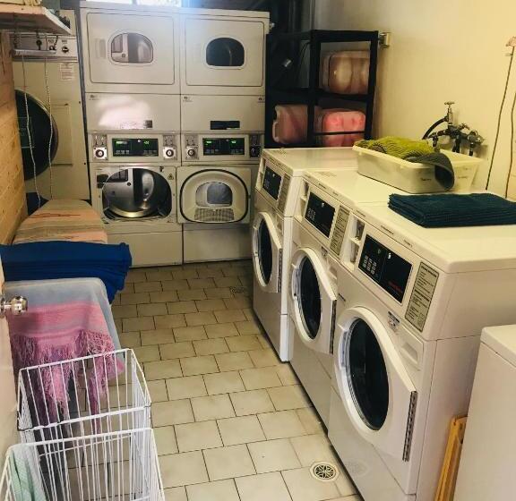 اتاق استاندارد چهارنفره با سرویس بهداشتی مشترک, Newtown Backpackers