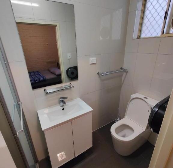 اتاق استاندارد چهار تخته, Newtown Backpackers