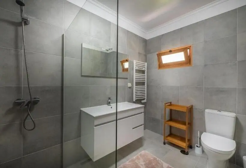 اتاق استاندارد با بالکن, Madeira Surf Lodge