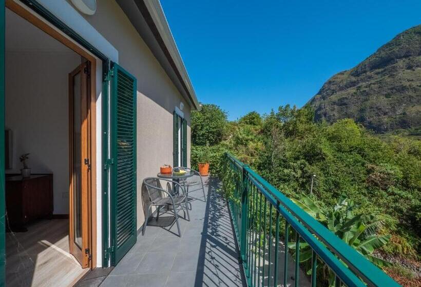 غرفة قياسية مزوَّدة بشُرفة, Madeira Surf Lodge