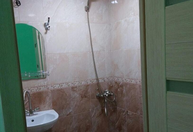 基本三人间, Mini Hotel Uyut On Prospekt Putina 8