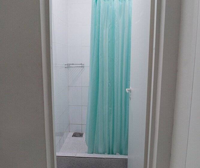 غرفة عائلية, White Hostel