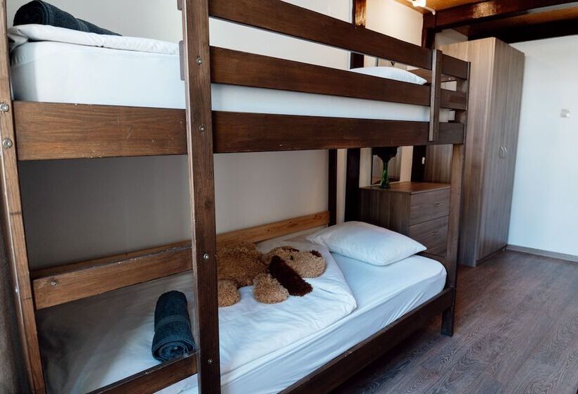 غرفة عائلية, White Hostel