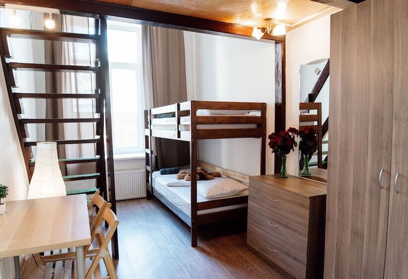 غرفة عائلية, White Hostel