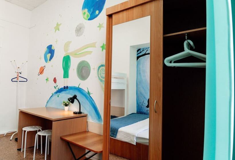 غرفة عائلية, White Hostel