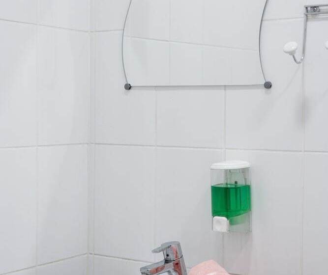 سرير فى غرفة مشتركه, White Hostel