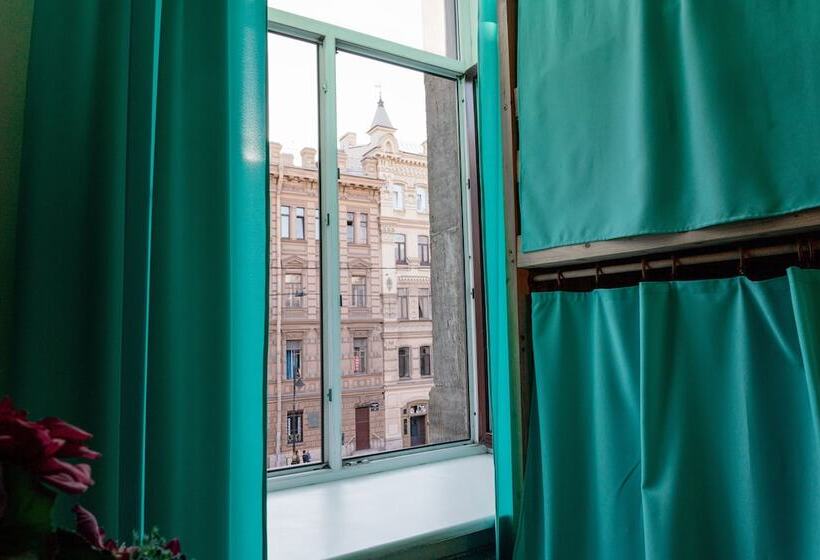 سرير فى غرفة مشتركه, White Hostel