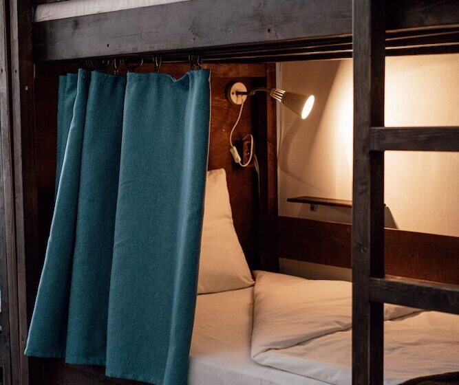 سرير فى غرفة مشتركه, White Hostel