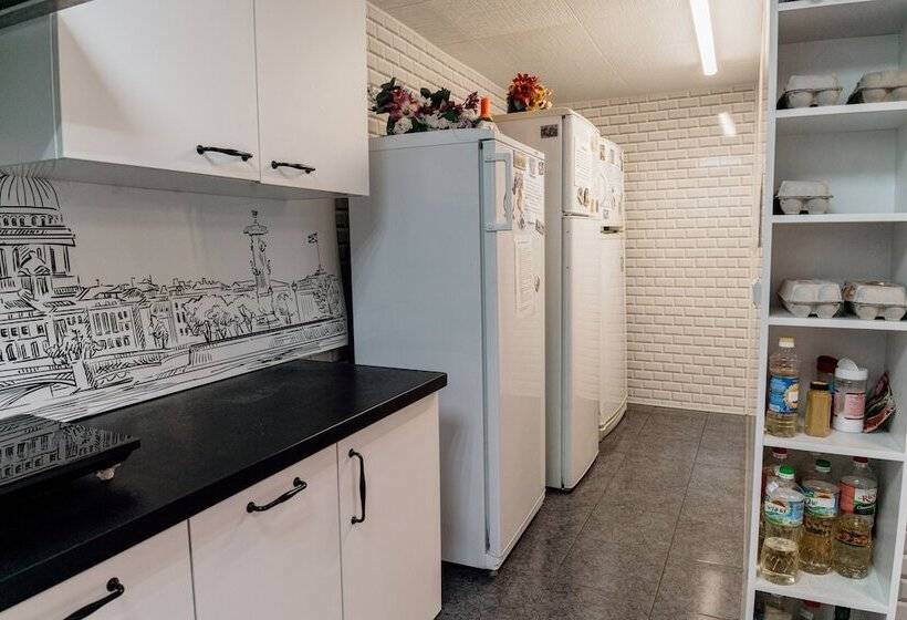 غرفة قياسية ثلاثية, White Hostel