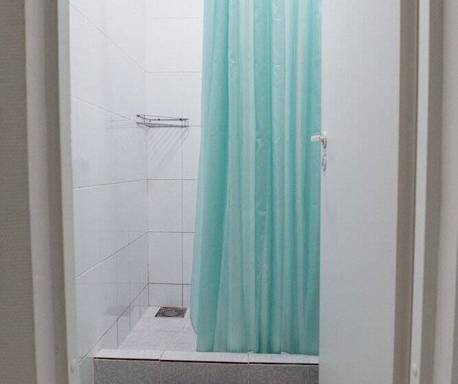 غرفة قياسية ثلاثية, White Hostel