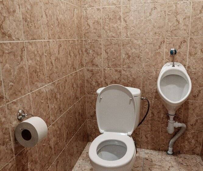 غرفة قياسية ثلاثية, White Hostel