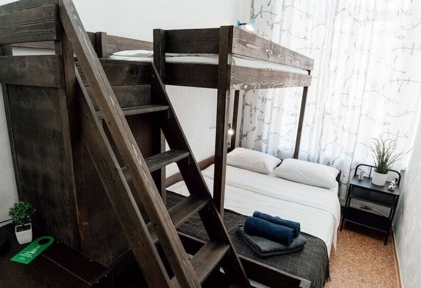 غرفة قياسية ثلاثية, White Hostel