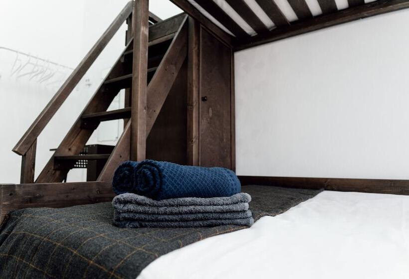 غرفة قياسية ثلاثية, White Hostel