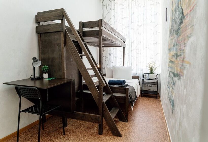 غرفة قياسية ثلاثية, White Hostel