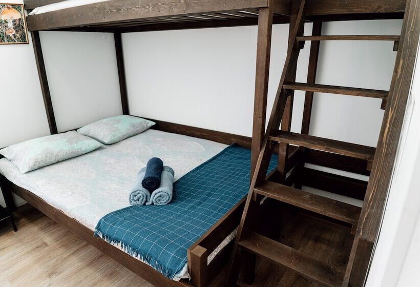 غرفة قياسية ثلاثية, White Hostel