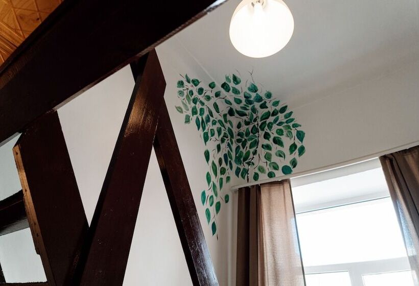 غرفة عائلية, White Hostel