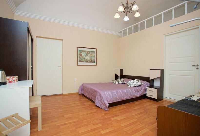 غرفة عائلية, White Hostel