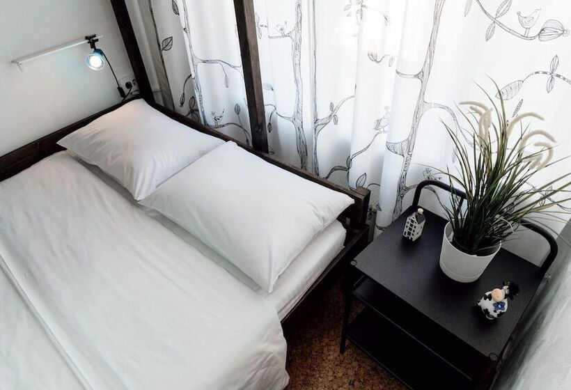 غرفة قياسية ثلاثية, White Hostel