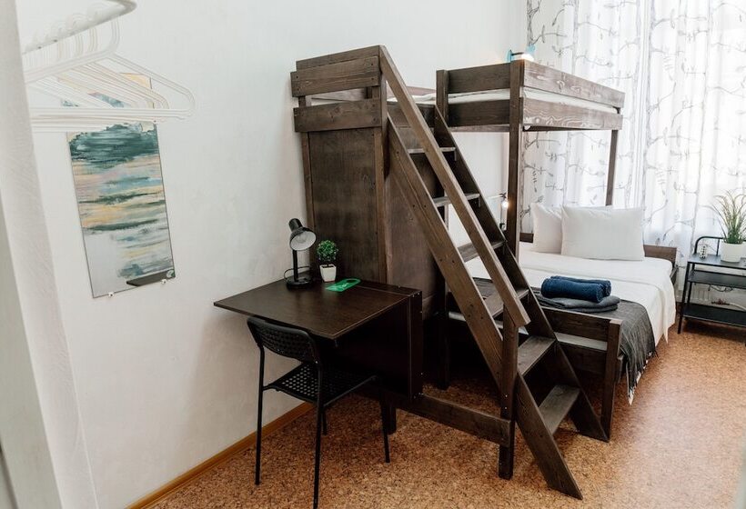 غرفة قياسية ثلاثية, White Hostel