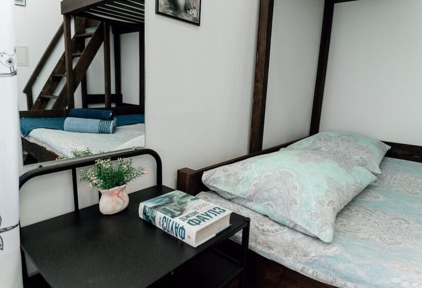 غرفة قياسية ثلاثية, White Hostel