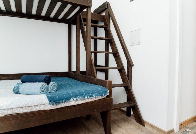 غرفة قياسية ثلاثية, White Hostel